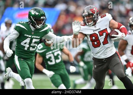 East Rutherford, New Jersey, USA. 2nd Jan, 2022. Tampa Bay Buccaneers tight  end ROB GRONKOWSKI (87) runs for a first down at MetLife Stadium in East  Rutherford New Jersey Tampa Bay New