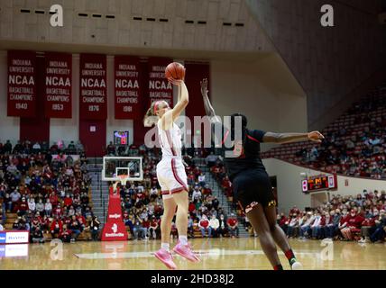 BLOOMINGTON, UNITED STATES - 2022/01/02: Indiana Hoosiers guard Grace Berger (34) shoots against Maryland Terrapins guard Ashley Owusu (15) during an NCAA women’s basketball game on January 2, 2022 in Bloomington, Ind. Indiana beat Maryland 70-63 in overtime. (Photo by Jeremy Hogan/The Bloomingtonian) Stock Photo