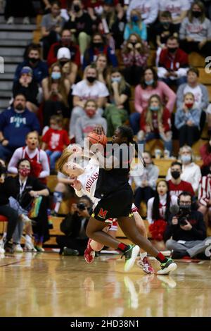 BLOOMINGTON, UNITED STATES - 2022/01/02: Maryland Terrapins guard Ashley Owusu (15) mows Indiana Hoosiers guard Nicole Cardano-Hillary (4) then scores for make the score 61-61 and force overtime during an NCAA women’s basketball game on January 2, 2022 in Bloomington, Ind. Indiana beat Maryland 70-63. (Photo by Jeremy Hogan/The Bloomingtonian) Stock Photo