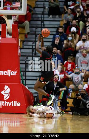 BLOOMINGTON, UNITED STATES - 2022/01/02: Maryland Terrapins guard Ashley Owusu (15) mows Indiana Hoosiers guard Nicole Cardano-Hillary (4) then scores for make the score 61-61 and force overtime during an NCAA women’s basketball game on January 2, 2022 in Bloomington, Ind. Indiana beat Maryland 70-63. (Photo by Jeremy Hogan/The Bloomingtonian) Stock Photo