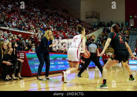 Bloomington, United States. 02nd Jan, 2022. Maryland coach Brenda Frese (L) coaches against Indiana University during the National Collegiate Athletic Association (NCAA) women's basketball game in Bloomington. Indiana University beat Maryland 70-63. Credit: SOPA Images Limited/Alamy Live News Stock Photo