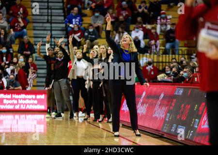 Bloomington, United States. 02nd Jan, 2022. Maryland coach Brenda Frese coaches against Indiana University during the National Collegiate Athletic Association (NCAA) women's basketball game in Bloomington. Indiana University beat Maryland 70-63 in overtime. Credit: SOPA Images Limited/Alamy Live News Stock Photo