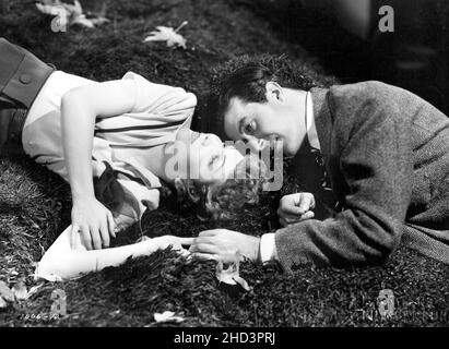 CLAUDETTE COLBERT and RAY MILLAND in ARISE, MY LOVE (1940), directed by MITCHELL LEISEN. Credit: PARAMOUNT PICTURES / Album Stock Photo