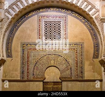 CORDOBA ANDALUCIA SPAIN INTERIOR MOSQUE - CATHEDRAL OR MEZQUITA  THE EASTERN DOOR AND ELABORATE ARCH IN THE MAQSURA AREA Stock Photo