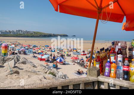 Holidaymakers relaxing in the sun on Fistral Beach in Newquay in Cornwall. Stock Photo