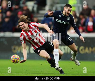 BRENTFORD, ENGLAND - JANUARY 02: Mads Bech Sørensen of Brentford battles with Emiliano Buendía of Aston Villa during the Premier League match between Brentford and Aston Villa at Brentford Community Stadium on January 2, 2022 in Brentford, England. (Photo by Ben Peters/MB Media) Stock Photo