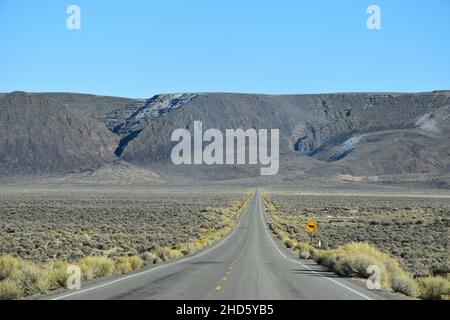 The approach to the dramatic steep cliffs of Sage Butte on the remote Adel-Denio road (OR-140, Warner Highway) in southern Oregon, United States. Stock Photo