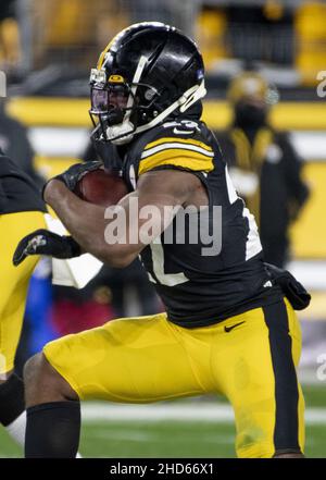 Pittsbugh, United States. 03rd Jan, 2022. Pittsburgh Steelers running back Najee Harris (22) runs in the first quarter against the Cleveland Browns at Heinz Field in Pittsburgh on Monday, January 3, 2022. Photo by Archie Carpenter/UPI Credit: UPI/Alamy Live News Stock Photo