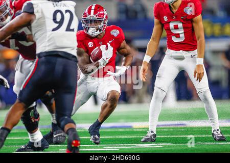 Alabama running back Trey Sanders (6) runs by New Mexico State ...