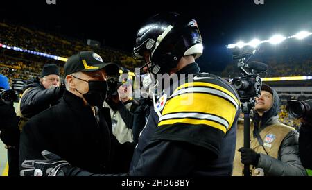 Cleveland Browns vs. Pittsburgh Steelers. Fans support on NFL Game.  Silhouette of supporters, big screen with two rivals in background Stock  Photo - Alamy