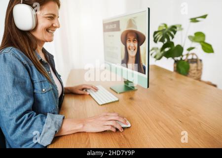 Influencer woman doing podcast using computer at home - Focus on right hand Stock Photo