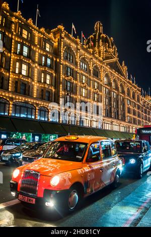 Harrods, a Luxury Department Store and busy traffic on Knightsbridge at Christmas time, London, England, UK Stock Photo