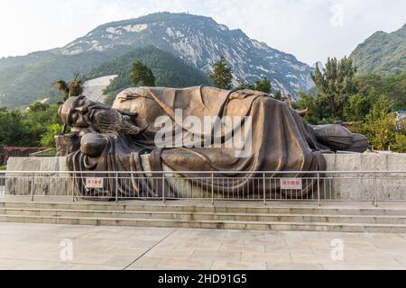HUA SHAN, CHINA - AUGUST 4, 2018: Statue of Chinese philosopher Confucius in Hua Shan, China Stock Photo