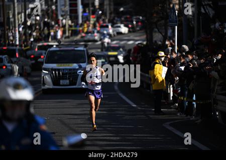 Kanagawa, Japan. Credit: MATSUO. 2nd Jan, 2022. Taiyo Yasuhara Ekiden : The 98th Hakone Ekiden Race, Tokyo-Hakone Round-Trip College Ekiden Race, 3rd section in Kanagawa, Japan. Credit: MATSUO .K/AFLO SPORT/Alamy Live News Stock Photo