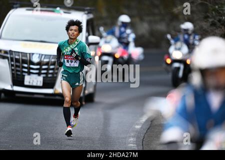 Kanagawa, Japan. Credit: MATSUO. 2nd Jan, 2022. Hiroki Wakabayashi Ekiden : The 98th Hakone Ekiden Race, Tokyo-Hakone Round-Trip College Ekiden Race, 5th section in Kanagawa, Japan. Credit: MATSUO .K/AFLO SPORT/Alamy Live News Stock Photo