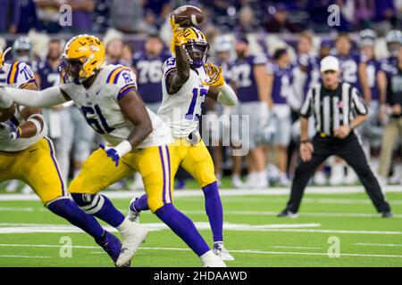 Houston, TX, USA. 4th Jan, 2022. LSU Tigers quarterback Jontre Kirklin (13) throws a pass during the 2nd quarter of the Texas Bowl NCAA football game between the LSU Tigers and the Kansas State Wildcats at NRG Stadium in Houston, TX. Trask Smith/CSM/Alamy Live News Stock Photo