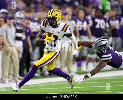 January 4, 2022: LSU Tigers quarterback Jontre Kirklin (13) escapes the grasp of Kansas State Wildcats defensive back TJ Smith (7) on a first-down carry during the first half of the TaxAct Texas Bowl on Jan. 4, 2022 in Houston, Texas. (Credit Image: © Scott Coleman/ZUMA Press Wire) Stock Photo