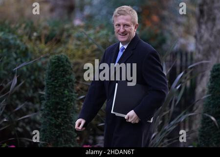 Conservative party Chairman Oliver Dowden arrives in Downing Street, London, ahead of the government's weekly Cabinet meeting. Picture date: Wednesday January 5, 2022. Stock Photo