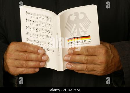 Ein Richter hält das Grundgesetz in den Händen, Buch, Stock Photo