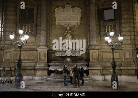 Piazza Quattro Canti, Ecke zum Viertel la Loggia mit Schutzheiliger Oliva, Palermo, Sizilien, Italien Stock Photo