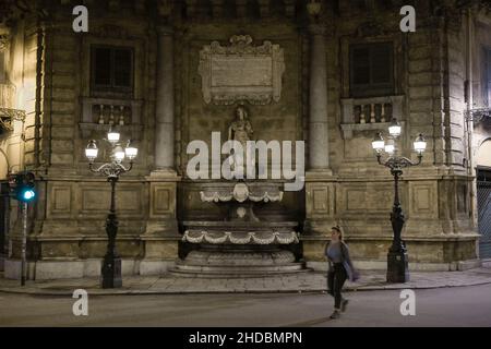 Piazza Quattro Canti, Ecke zum Viertel Kalsa mit Schutzheiliger Agatha, Palermo, Sizilien, Italien Stock Photo