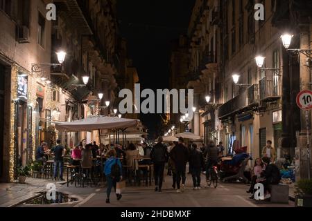 Straßenszene, Restaurant, Passanten, Via Maqueda, Palermo, Sizilien, Italien Stock Photo