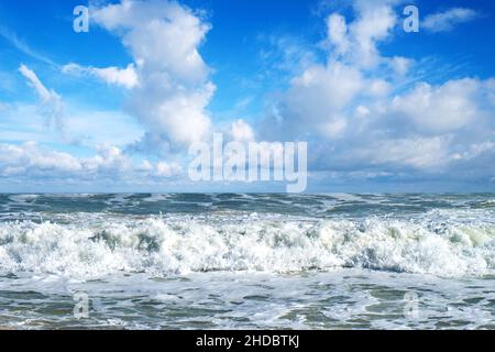 Andalusien, DStarnd, Wolken, Cumulus, blauer Himmel, Wellen, Brandungswellen, frisch, frische, klar, Sommer, Costa de la Luz, Stock Photo