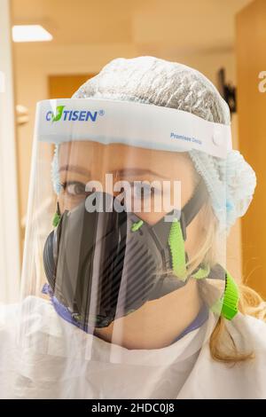 Portrait of Nurse wearing PPE mask and gloves Stock Photo - Alamy