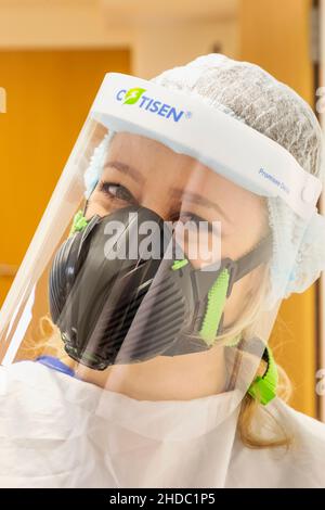 Portrait of nurse wearing PPE Stock Photo - Alamy