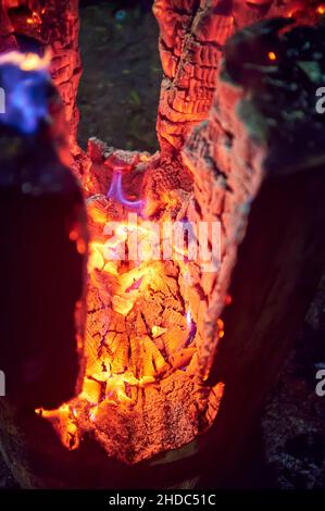 long burning fire from a single log Stock Photo
