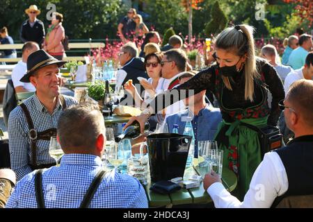 Südtirol, Biergarten, Meran, Kurstadt, Weinfest, Trachtenfest, Unterhaltung und Freude im Biergarten beim Wein und Bier trinken