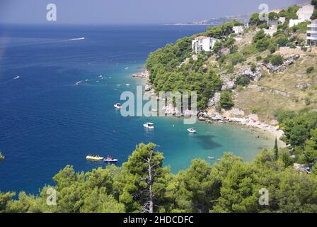 Bucht bei Stanici, Blick von der Küstenstraße, Omis, Dalmatien, Kroatien