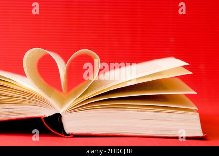 Buch mit Herz, Buchseiten, Seiten in Herzform, Stock Photo