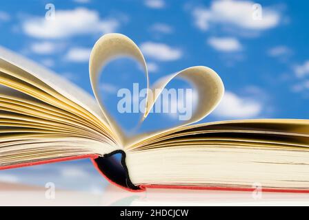 Buch mit Herz, Buchseiten, Seiten in Herzform, Stock Photo