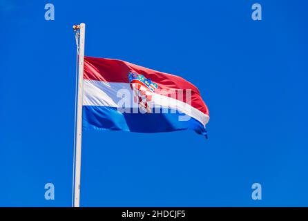 Kroatische Flagge, Fahne, Nationalfahne, Flaggenmast, blauer Himmel,