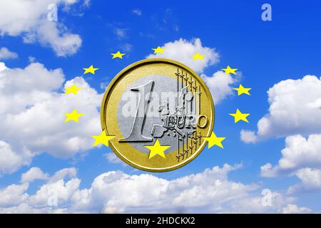 Euro, Sterne, Wolkenhimmel, Cumulus Wolken, Europäische Währung, 1 Euro, Münze Stock Photo