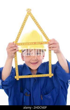 Junge mit Zollstock, Hausform, Handwerker, Maurer, Bauarbeiter, MR:Yes Stock Photo