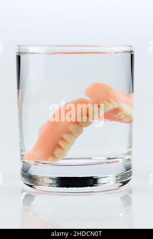 Zahnprothese m Wasserglas, Symbolfoto für Zahnersatz und Pflege Stock Photo