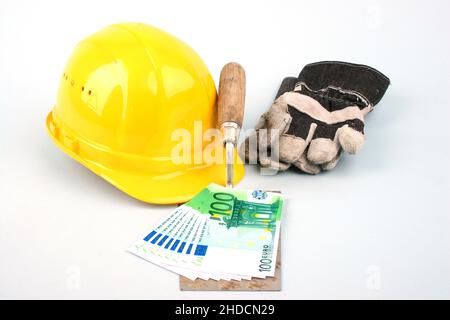 Maurerwerkzeug und Geldscheine, Gelber Schutzhelm, Stock Photo