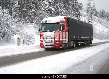 LKW auf einer Landstrasse im Winter, Schnee, Glatteis,