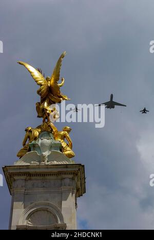 Queen's Birthday Flypast over The Mall after Trooping the Colour event 2009, passing over Victoria Memorial. Vickers VC10 tanker with Tornado fighters Stock Photo