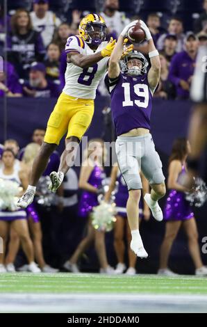 Houston, Texas, USA. 4th Jan, 2022. Kansas State Wildcats defensive back ROSS ELDER (19) intercepts a pass intended for LSU Tigers wide receiver MALIK NABERS (8) during the TaxAct Texas Bowl. (Credit Image: © Scott Coleman/ZUMA Press Wire) Stock Photo