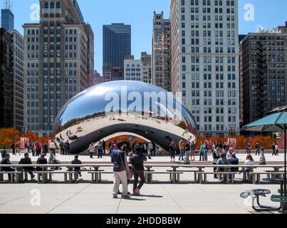 Cloud Gate sculpture by Anish Kapoor in Millennium Park Chicago, Illinois, USA Stock Photo