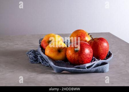 Close-up of fresh ripe juicy beautiful apples in eco-friendly reusable mesh bag made from recycled materials. Healthy food concept, vegetarianism, raw Stock Photo