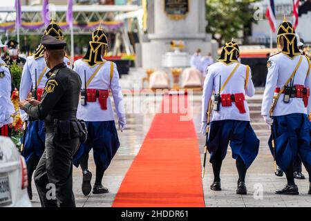 Bangkok, Thailand. 28th Dec, 2021. Royal Thai Guards rehearse before the arrival of King Maha Vajiralongkorn and Queen Suthida of Thailand during the ceremony.Supporters and royal guards gather to prepare for the arrival of the Thai Royal Family to commemorate the coronation anniversary of King Taksin the Great. Credit: SOPA Images Limited/Alamy Live News Stock Photo