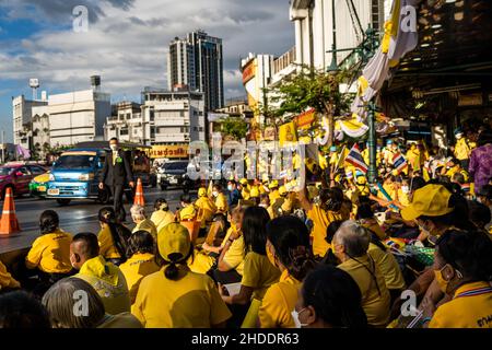 Bangkok, Thailand. 28th Dec, 2021. Supporters of the Thai Royal Family gather during the ceremony.Supporters and royal guards gather to prepare for the arrival of the Thai Royal Family to commemorate the coronation anniversary of King Taksin the Great. Credit: SOPA Images Limited/Alamy Live News Stock Photo