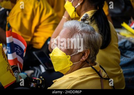 Bangkok, Thailand. 28th Dec, 2021. An elderly supporter of the Thai Royal Family seen during the ceremony.Supporters and royal guards gather to prepare for the arrival of the Thai Royal Family to commemorate the coronation anniversary of King Taksin the Great. Credit: SOPA Images Limited/Alamy Live News Stock Photo
