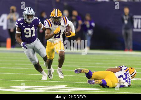 LSU wide receiver Malik Nabers (8) carries on a reception as Auburn ...