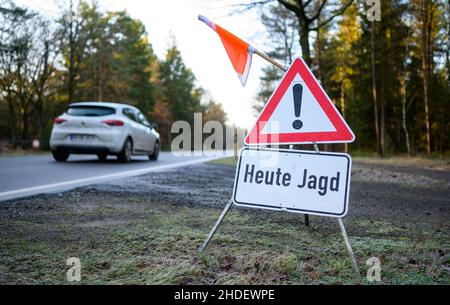 06 January 2022, Lower Saxony, Oerrel: 'Today's hunt' is written on a sign on the federal highway 71.During a regular hunt in the forestry office area of Oerrel (Heidekreis), wild boars are also to be shot. Blood samples will then be taken from the animals and examined in the laboratory for possible ASF viruses. Photo: Philipp Schulze/dpa Stock Photo