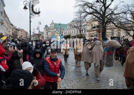 Warsaw, Warsaw, Poland. 6th Jan, 2022. People are seen during the Epiphany celebration on January 6, 2022 in Warsaw, Poland. Several hundreds of people gathered in the old town to celebrate Epiphany, also known as Three Kings Day in Poland, despite the rising number of Sars-CoV2 (Coronavirus) infections. (Credit Image: © Aleksander Kalka/ZUMA Press Wire) Stock Photo